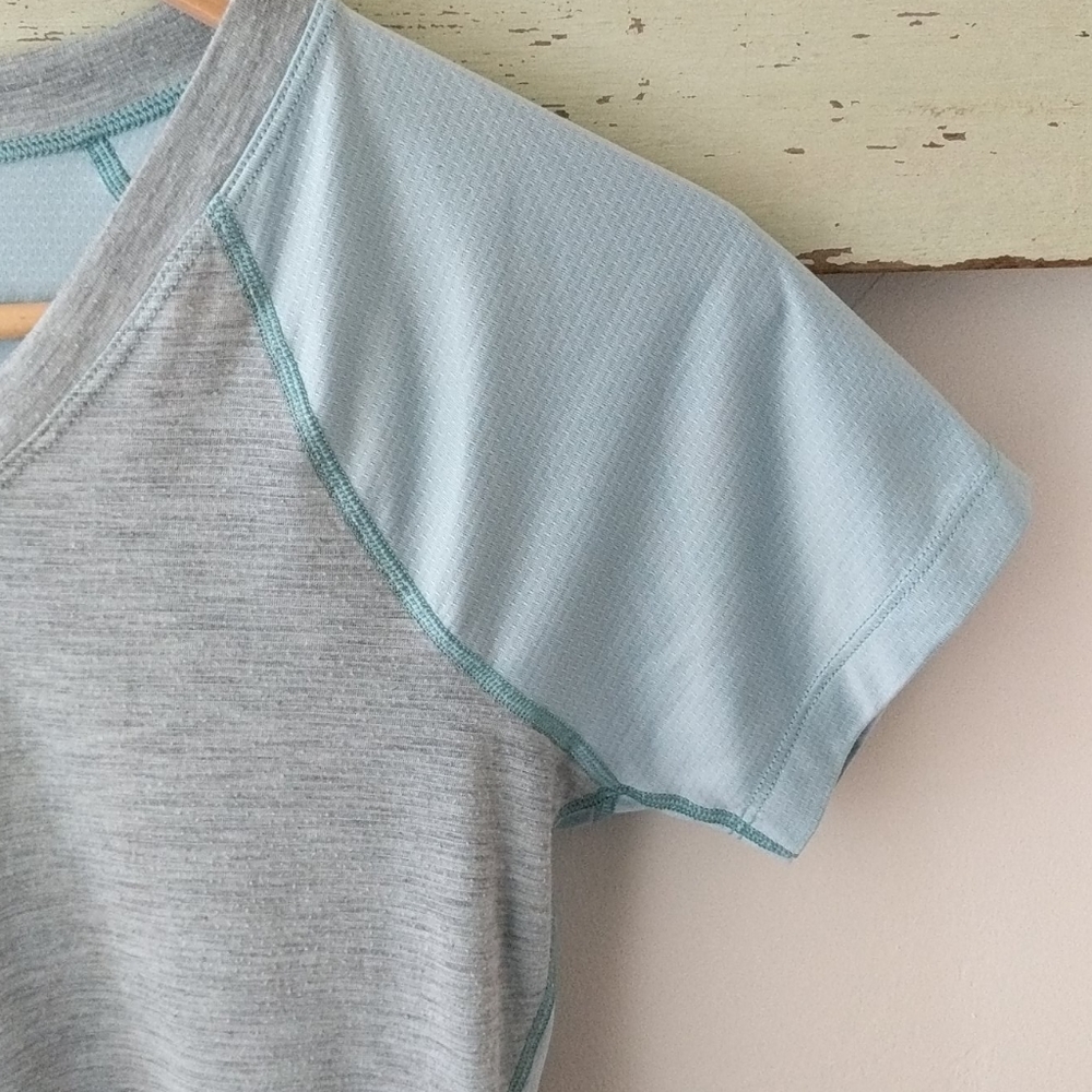 THE NORTH FACE I Light Blue and Heather Gray Flash Dry Short Sleeve Shirt, XS